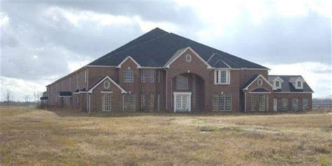 No One Wants To Buy This Bed Texas Mansion Abandoned Mansion For