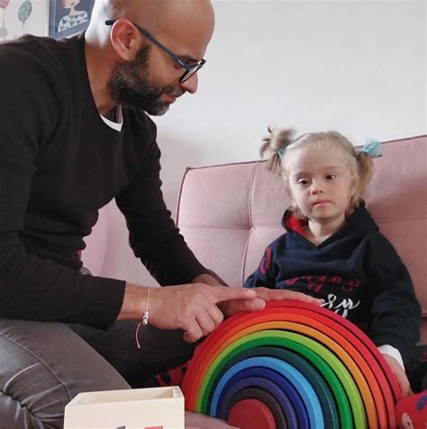 Homem gay solteiro adota menina síndrome de Down e ela floresce como a mais bela rosa