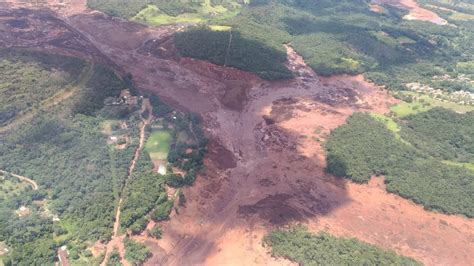 Dammbruch In Brasilien Dutzende Leichen Aus Schlammlawine Geborgen