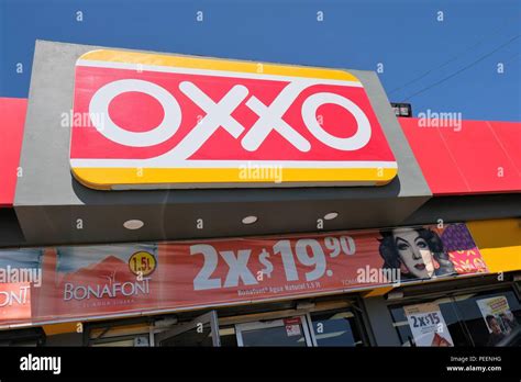 Tienda De Conveniencia Oxxo En M Xico Con Una Pancarta Con La Imagen De