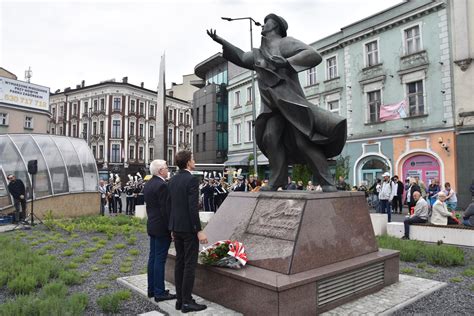 121 rocznica urodzin Jana Kiepury Mieszkańcy złożyli kwiaty pod