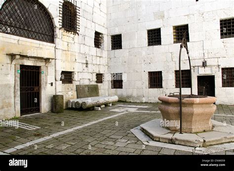 Doge's palace prison courtyard - sestiere San Marco, Venice - Italy ...