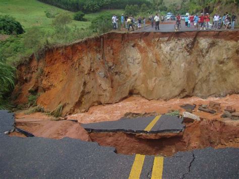 Cratera Se Abre Na Estrada E Viagem Para Alegre Fica Mais Longe