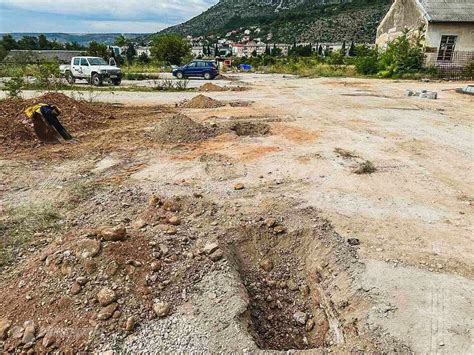 Bageri Bez Politi Ara Krenuli Radovi Na Izgradnji Bazena U Mostaru