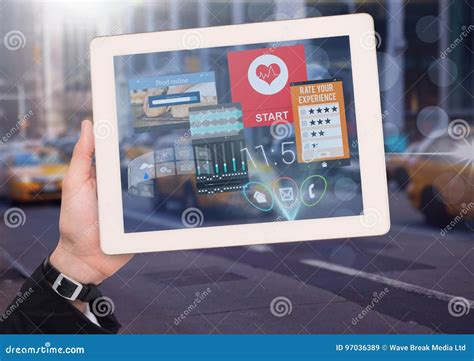 Sostener La Tableta Y La Ciudad Con Los Interfaces Del App Imagen De