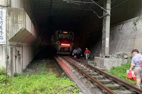 影／自強號乘客憶撞落石瞬間「比車禍恐怖」 曝第一節車廂受損、醫護急奔救援 列車隧道撞落石 生活 聯合新聞網