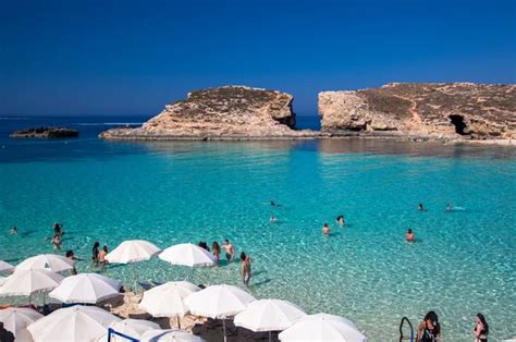 Blue lagoon at Comino – Stock Editorial Photo © FineShine #202131160