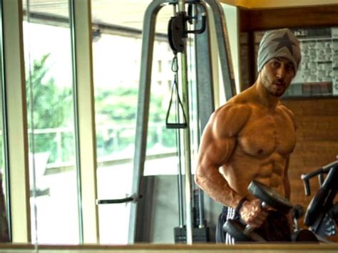 New Look Of Tiger Shroff For Baaghi 2 Is Steamy And Sexyबागी 2 के लिए