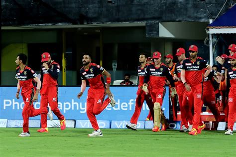 The Royal Challengers Bangalore Players Walk Into The Field