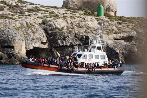 Lampedusa Migranti Arrivati Nella Notte Su Imbarcazioni