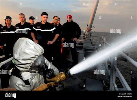 Technicien De Coque Re Classe Robert Kinast Droite Observe Un Marin