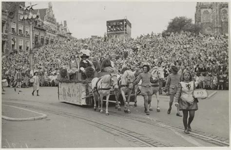 Optocht Van Praalwagens Op De Grote Markt Bij Het Jarig Bestaan Van