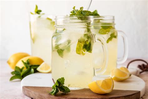 Refreshing Mint Lemonade (Easy Recipe!) - Desserts & Drinks