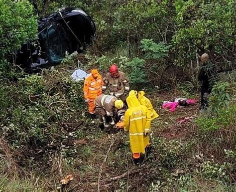 Família sobrevive após veiculo cair cerca de 50 metros em uma