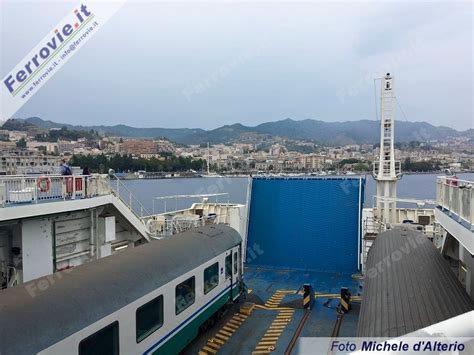 Ferrovie it Treno sulla nave passeggeri giù dalle carrozze