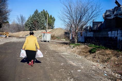 Seis Familias Se Quedan En La Calle Tras Ser Derribadas Sus Chabolas En