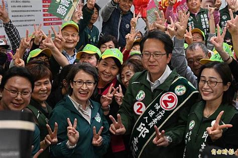 蕭美琴陪高雄立委候選人車掃衝刺 邱志偉送太成肉包 自由電子報 Line Today