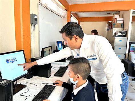 Entrega Amarildo B Rcenas Computadoras A Escuelas De Pedro Escobedo