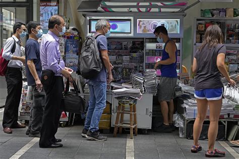 香港蘋果日報加印 民眾購買力挺 ─時事─國際新聞2021619──財團法人國語日報社