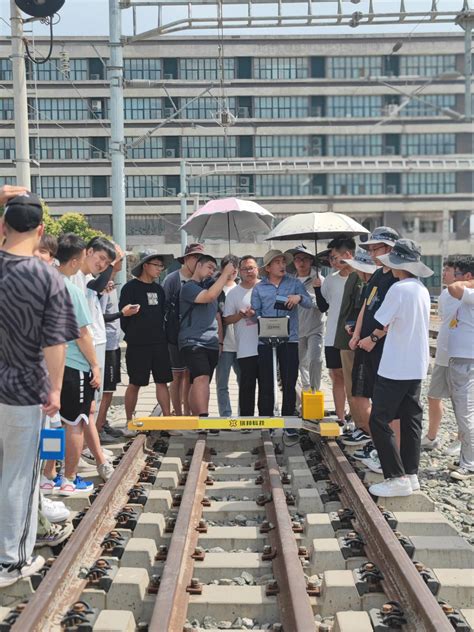 工程测量党支部我为群众办实事之一高铁实训基地的学习者