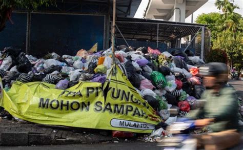 Tumpukan Sampah Penuhi Jalanan Kota Yogyakarta 0 Foto Okezone Foto