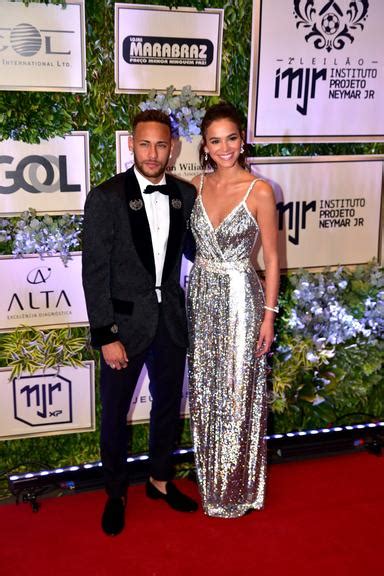 Bruna Marquezine Arrasa Look Grifado No Leil O De Neymar Jr