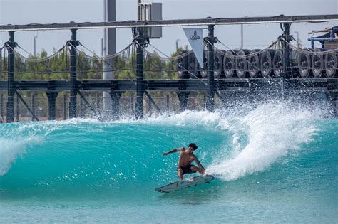 Abu Dhabi Kelly Slater testa l onda artificiale più grande del Mondo