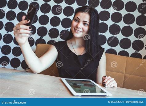 Brunette Der Selfie Foto Unter Verwendung Eines Smartphone Macht Stockbild Bild Von Baumuster