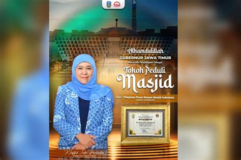 Gubernur Khofifah Terima Penghargaan Tokoh Peduli Masjid Dari Dewan