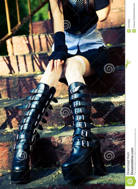 Jeune Femme De Goth S Asseyant Sur Des Escaliers Photo Stock Image Du