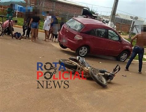 Grave acidente entre carro e motocicleta é registrado em cruzamento da