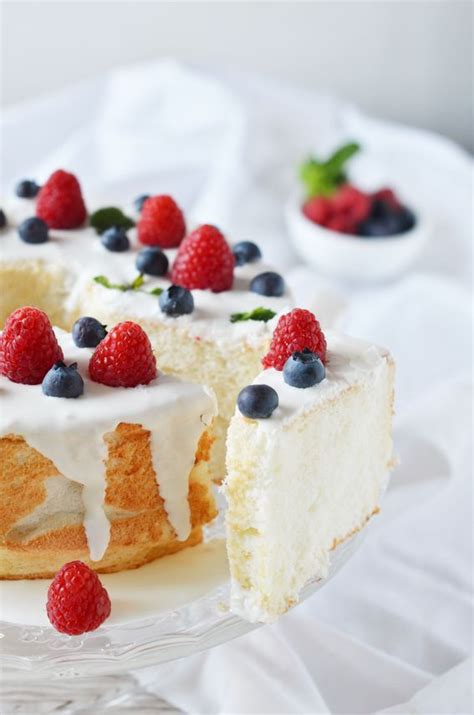 Angel Cake Senza Burro Al Limone Con Glassa E Frutti Rossi