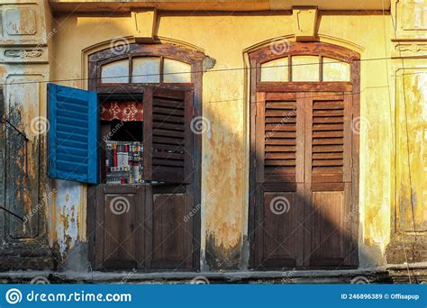 Belas Janelas De Madeira De Vintage Arruinadas De Uma Velha Loja