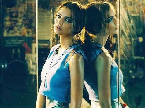 Emily Ratajkowski enflamme le web avec un nouveau cliché très hot