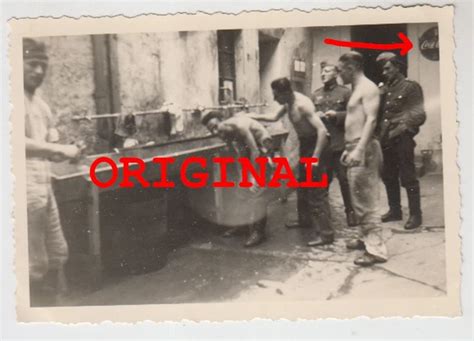 FOTO WK JÜNGLING halb nackt nude Gay Schild Coca Cola Waschtrog Ludwigsburg EUR