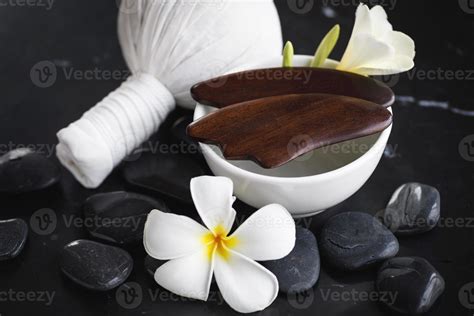 Outils Pour Différents Types De Massages Asiatiques 16115585 Photo De