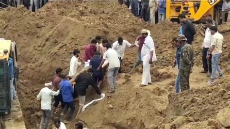 झारखंड लोहरदगा में दर्दनाक हादसा मिट्टी धंसने से 4 मजदूरों की मौत Jcb से खुदाई कर निकाला गया