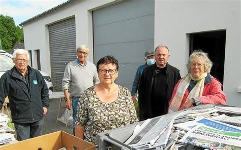 Le plein de journaux à la collecte de lAmicale laïque de Riec Le