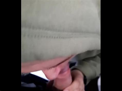 Mi primera experiencia con una mamada en el baño de un centro comercial XVIDEOS