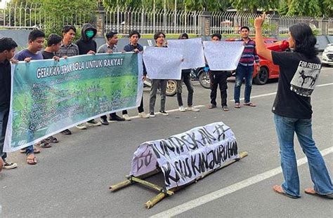 FOTO Bawa Keranda Mayat Suporter PSM Makassar Gelar Aksi Menolak Lupa