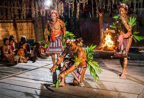 Danza Ritual De La Danza De La Tribu De Mentawai De Los Hombres ...