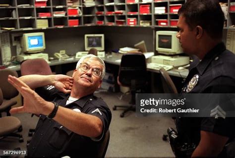 Me 0605 Lapd4 Rg Lapd Officer Randy Cochran Talks With A Colleague