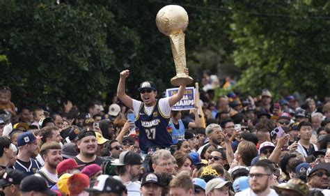 La Jornada Miles celebran al campeón Nuggets en desfile de la victoria