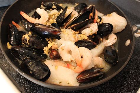 Seafood Medley Linguine With White Clam Sauce Whats Cookin Italian Style Cuisine