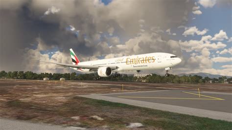 Dangerous Landing Boeing Emirates At Palma De Mallorca Airport