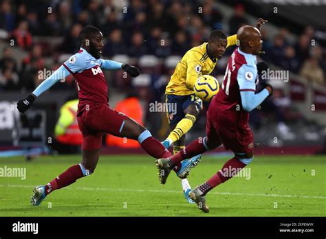 Nicolas Pepe Of Arsenal Scores A Goal To Put His Side 2 1 Ahead During