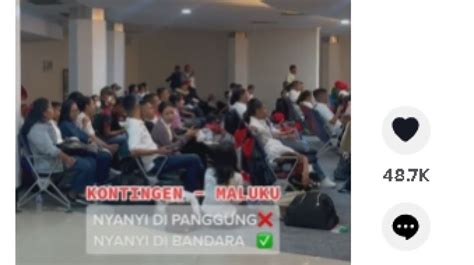 Paduan Suara Asal Maluku Ini Nyanyi Bareng Saat Tunggu Pesawat Menuju