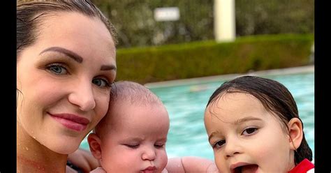 Julia Paredes avec ses enfants Louna et Vittorio à la piscine octobre