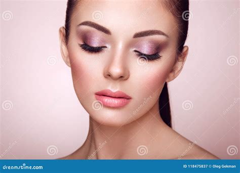 Mooi Vrouwengezicht Met Perfecte Make Up Stock Afbeelding Image Of Brunette Leuk