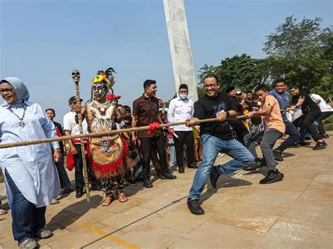 Anies Baswedan Ikuti Lomba Hut Kemerdekaan Ri